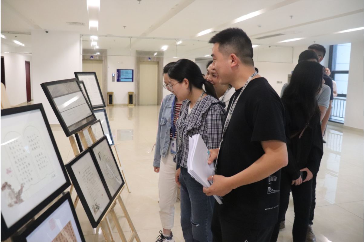 圖為：開(kāi)投集團(tuán)展出優(yōu)秀獲獎(jiǎng)作品，干部職工及家屬參觀書(shū)法作品，學(xué)習(xí)廉潔文化.png